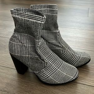 Nature Breeze Stretchy Gray/Black Houndstooth Ankle Boots 3.5” heel Size 8